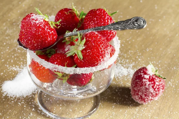 Zralé jahody v detailním cukru — Stock fotografie