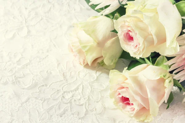 Fond de mariage avec des roses et de la dentelle. Image tonique — Photo