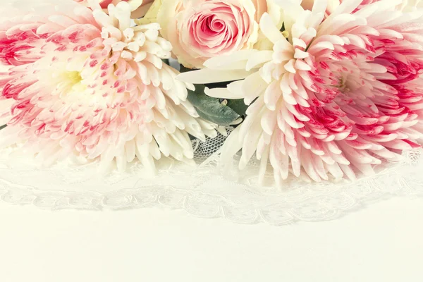Fondo nuziale con rose e pizzi. Immagine tonica — Foto Stock