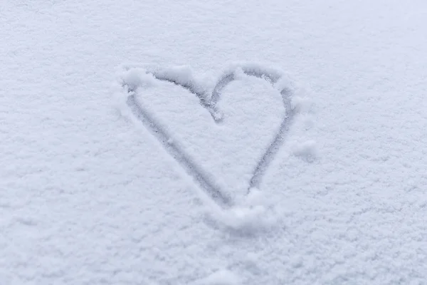 Karlı Bir Yüzeyde Boyanmış Bir Kalp — Stok fotoğraf
