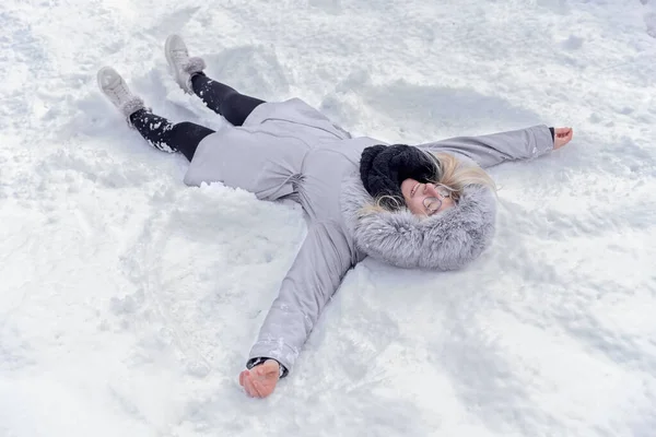 Young Woman Lying Snow — Stock Photo, Image