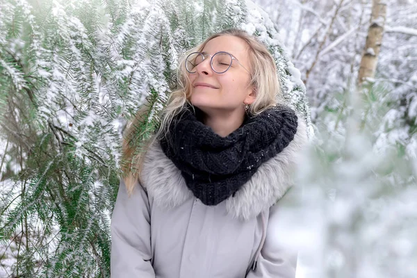 Retrato Uma Jovem Mulher Floresta Inverno — Fotografia de Stock