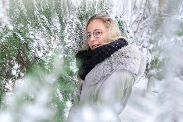 Portrait Young Woman Winter Forest — Stock Photo, Image