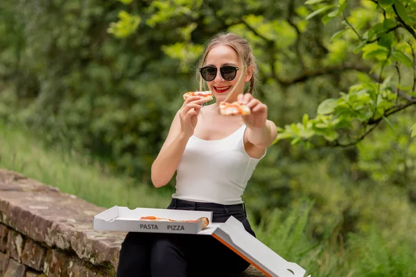 Молода Жінка Їсть Піцу Парку — стокове фото