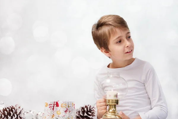 Portret van een jongen met decoratie van Kerstmis — Stockfoto