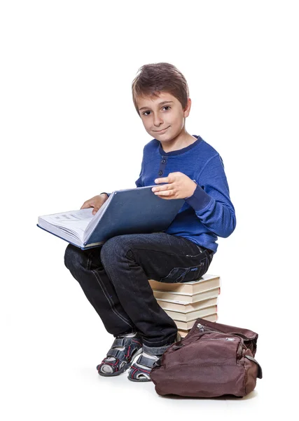 Retrato de un chico con libros escolares. Aislar sobre fondo blanco — Foto de Stock