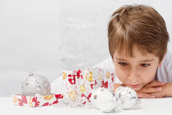 Portret van een jongen met decoratie van Kerstmis — Stockfoto