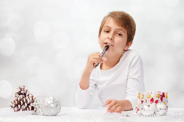 Jongen schrijft een brief aan de Kerstman. — Stockfoto