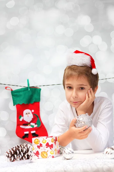 Portret van een jongen met decoratie van Kerstmis — Stockfoto