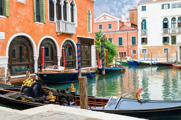 Canal en Venecia, Italia — Foto de Stock