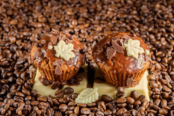 Chocolate muffin with chocolate and coffee beans — Stock Photo, Image