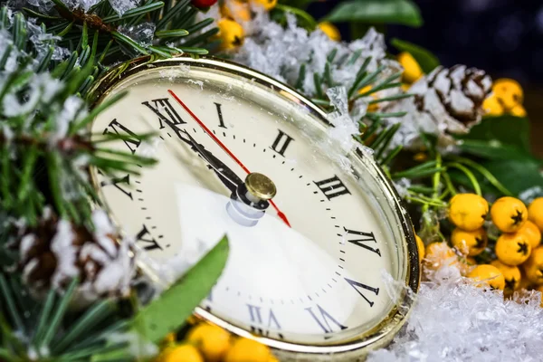 Relógio de Natal com decoração de inverno — Fotografia de Stock