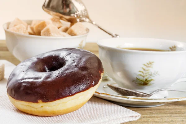 Donut de chocolate com chá quente — Fotografia de Stock