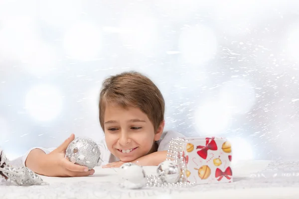 Portret van een jongen met decoratie van Kerstmis — Stockfoto
