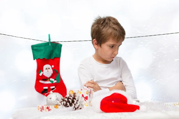 Retrato de chicos tristes con decoraciones navideñas . — Foto de Stock