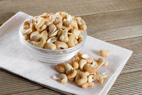Skål med cashewnötter på trä bakgrund — Stockfoto
