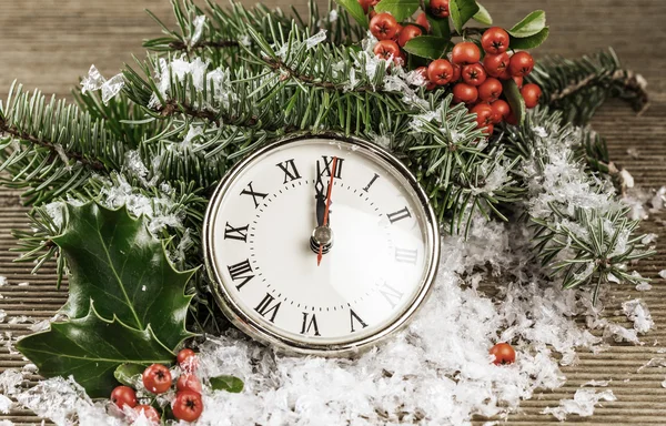 Foto vintage do relógio de Natal com decoração de inverno — Fotografia de Stock