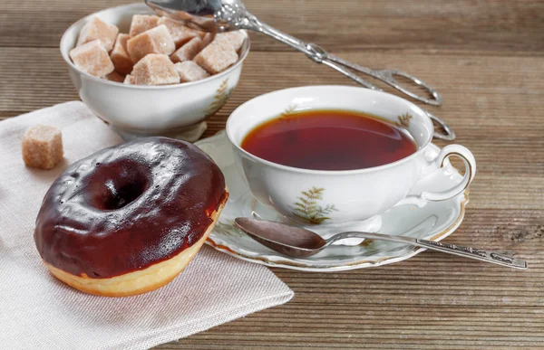 Schokoladen-Donut mit heißem Tee — Stockfoto