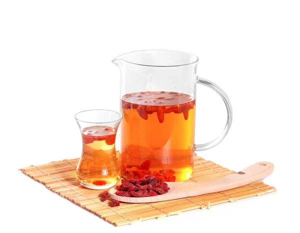 Infusion de baies de goji avec des baies sèches — Photo