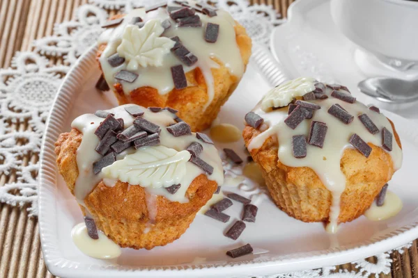 Leckere Muffins mit Schokoladendekoration — Stockfoto