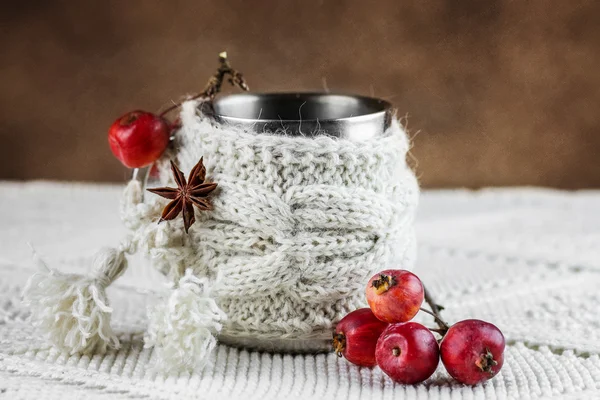 Чаша в трикотажном покрытии с райскими яблоками — стоковое фото