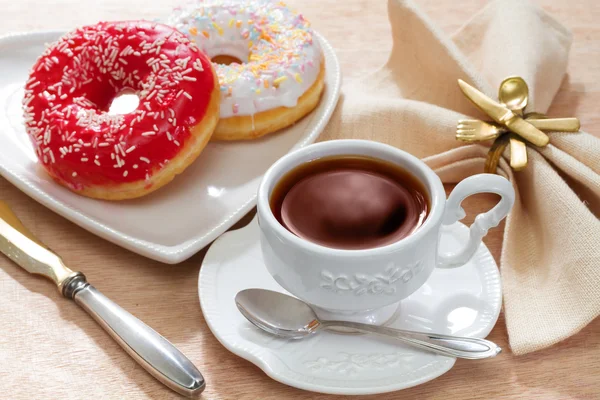 Chá quente com delicioso donut — Fotografia de Stock