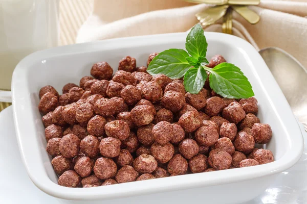 Palline di cioccolato ai cereali sul tavolo di legno — Foto Stock