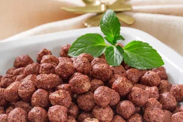 Palline di cioccolato ai cereali sul tavolo di legno — Foto Stock