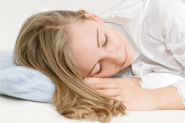 Dormire giovane donna — Foto Stock