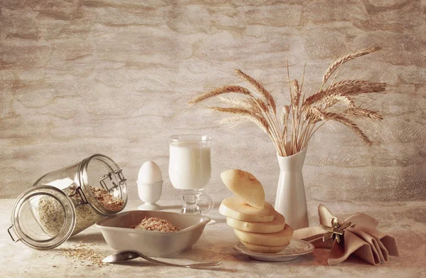 Still-life with milk and oatmeal — Stock Photo, Image