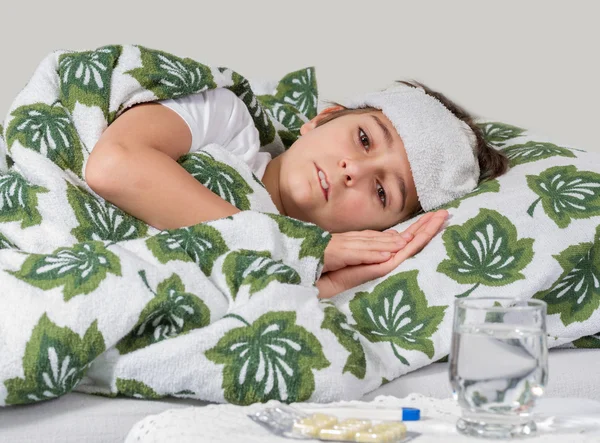 Niño enfermo acostado en la cama con fiebre alta — Foto de Stock