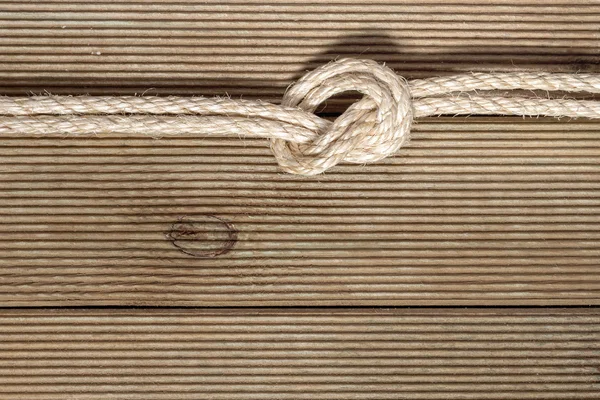 大まかなロープで木製の背景 — ストック写真