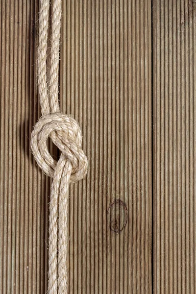 Деревянный фон с грубой веревкой — стоковое фото