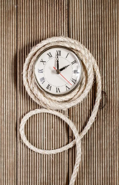 木製の背景にレトロな時計 — ストック写真
