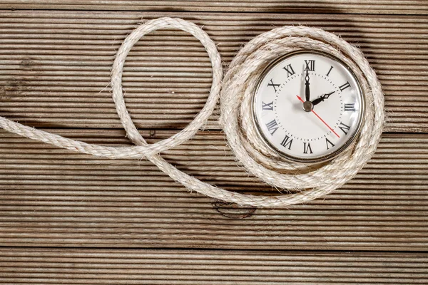 Retro klok op een houten achtergrond — Stockfoto