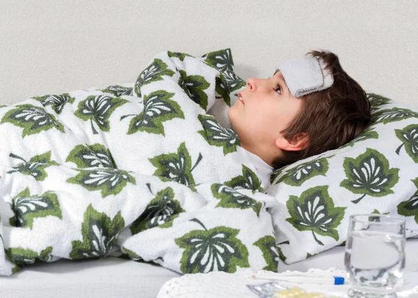 Retrato de niño enfermo en la cama — Foto de Stock