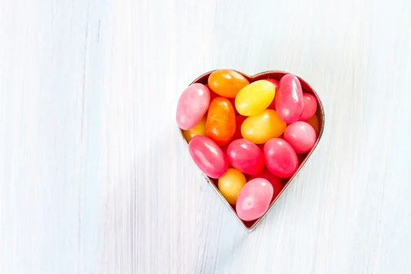 Dulces coloridos recubiertos de azúcar en forma de huevo de almendras — Foto de Stock