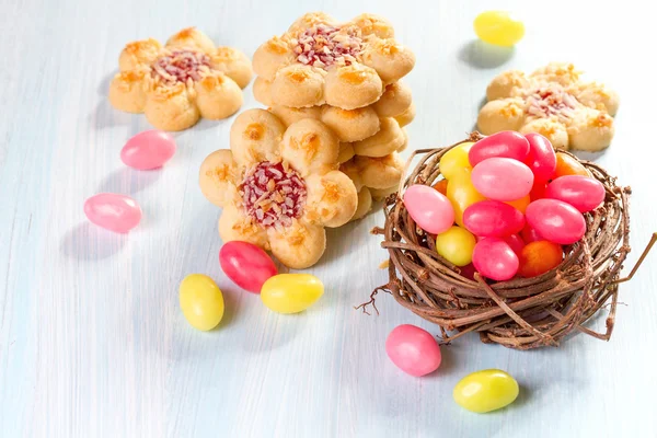 Gâteau de Pâques et oeufs colorés — Photo