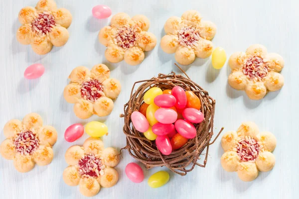 Húsvéti torta és színes tojás — Stock Fotó