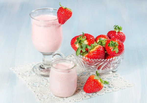 Yogurt de fresa, con fresas frescas — Foto de Stock