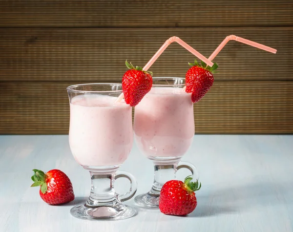 Erdbeer-Smoothie mit frischen Erdbeeren — Stockfoto