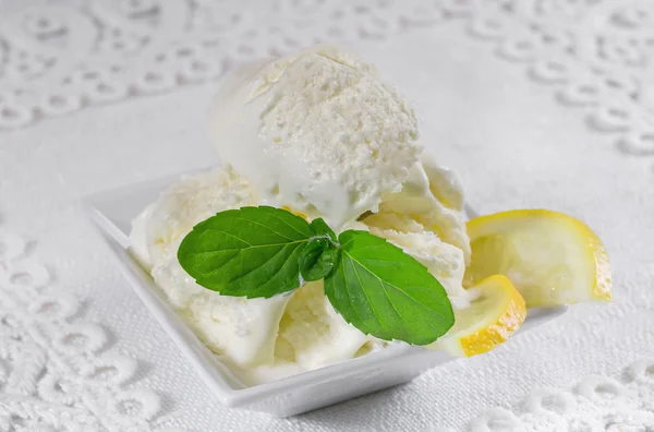 Ice cream with fresh lemon — Stock Photo, Image