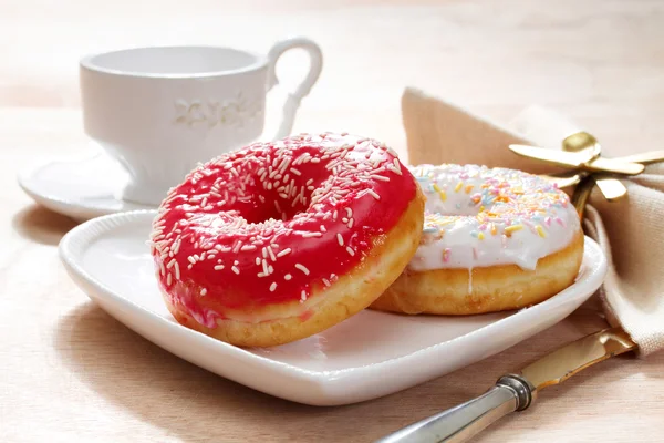 Leckerer Donut mit Süßzucker. — Stockfoto