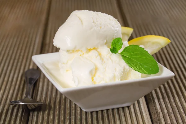 Ice cream with fresh lemon — Stock Photo, Image