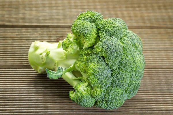 Frischer roher Brokkoli auf einem Holztisch — Stockfoto