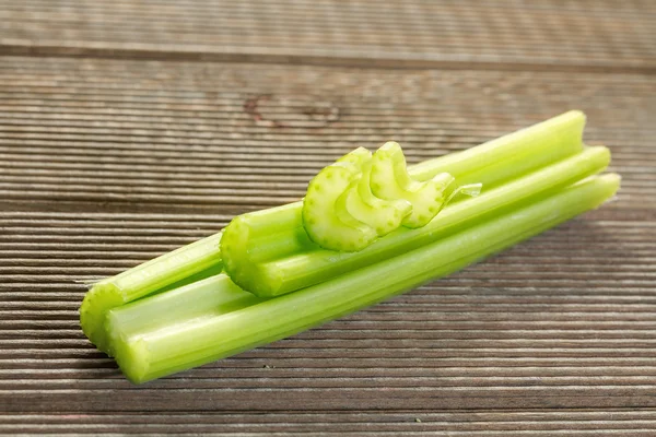 Čerstvý celer na dřevěný stůl — Stock fotografie