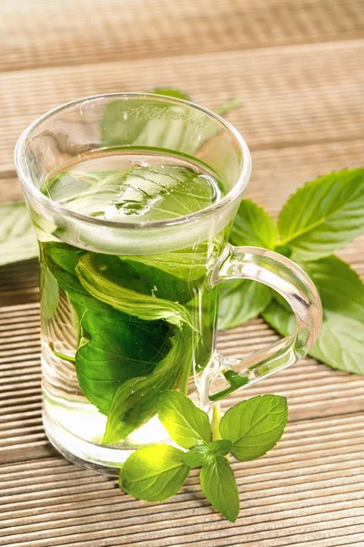 Мятный чай со свежими листьями мяты на деревянном фоне — стоковое фото