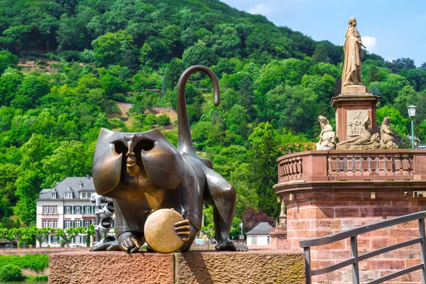 Bronze sculpture of a monkey on the old bridge. Heidelberg. Germ — Stock Photo, Image