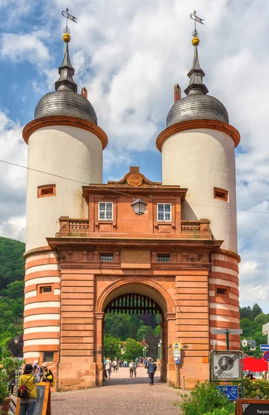 Berömda gamla bron gate. Heidelberg, Tyskland — Stockfoto