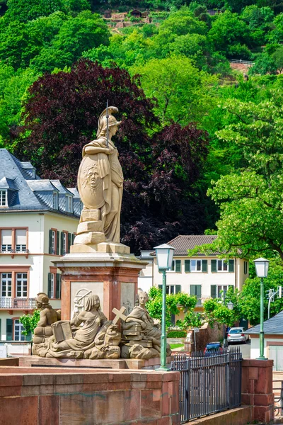 Socha Minerva na starý most Heidelberg, Německo. — Stock fotografie